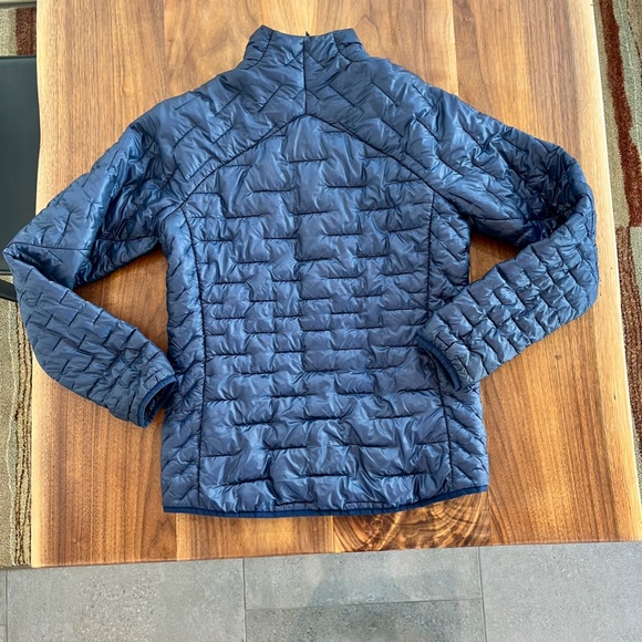 Patagonia W's Micro Puff Jacket, Medium, Classic Navy (CNY) - Picture 2 of 6